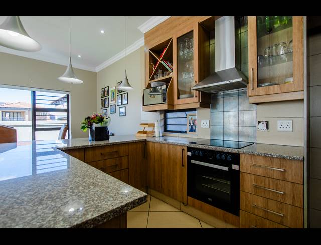3 BEDROOM TOWNHOUSE FOR SALE IN RUA VISTA